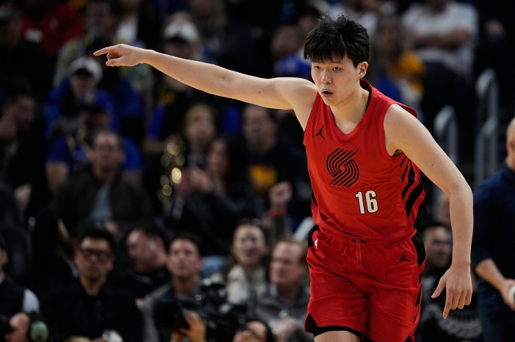 PP电子(中国)-镇守禁区！杨瀚森篮下补防直接摁帽封下对手投篮